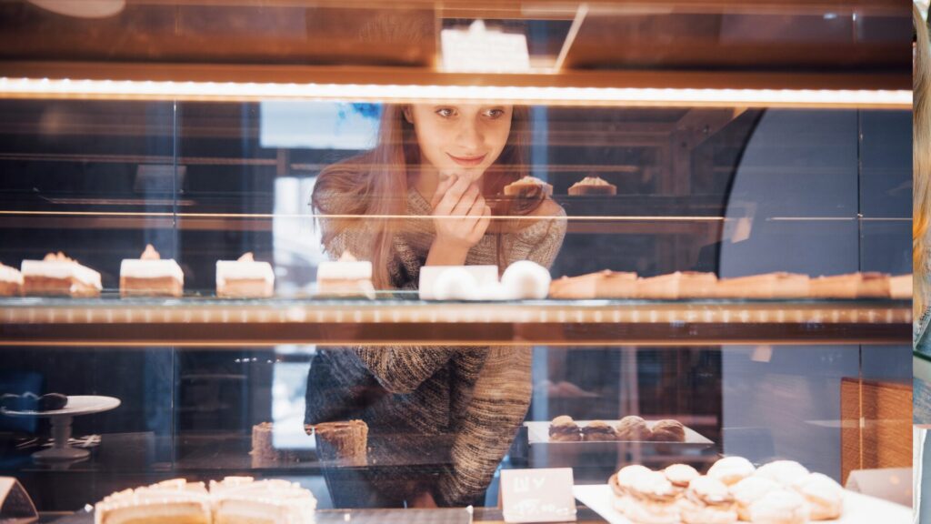 ケーキを買う瞬間に起きているワクワクした気持ちの女性