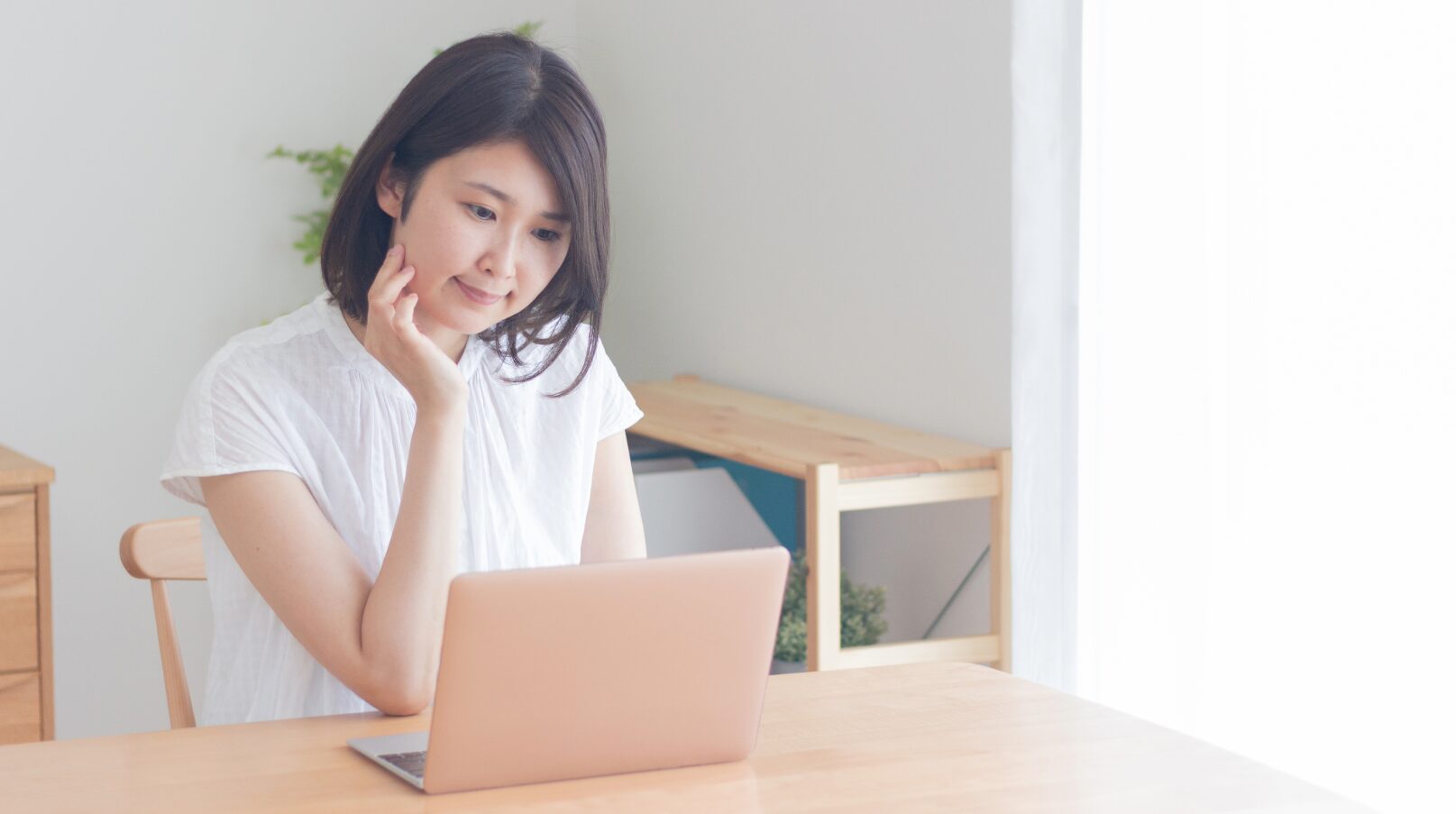 AIで作ったけど、これでいいのかな?と悩む女性